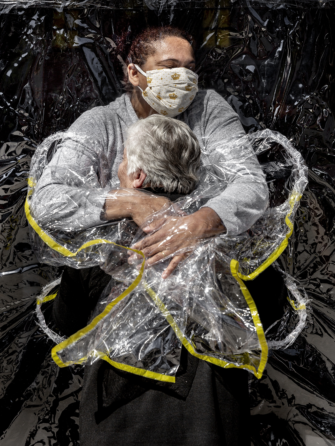 1_Nissen_Politiken_Panos Pictures.jpg - 85-year-old Rosa Luzia Lunardi is embraced by nurse Adriana Silva da Costa Souza. The first hug she receives in five months.